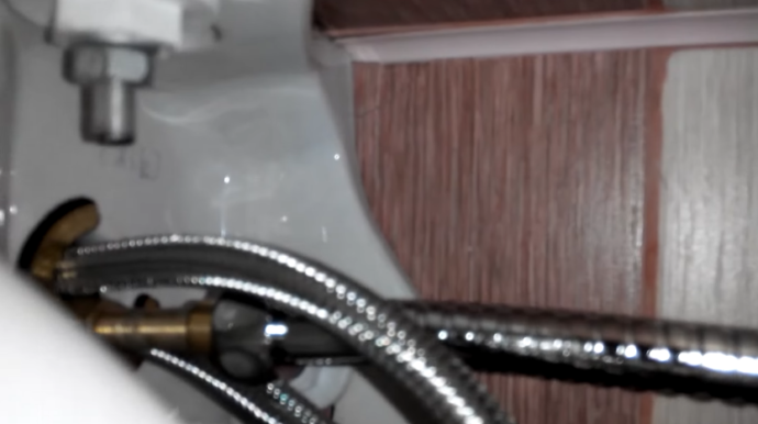 Подводка, вид под раковиной