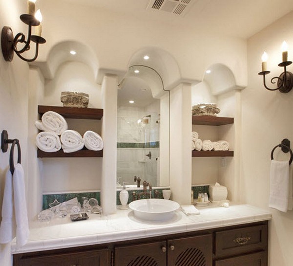 Полочки в ванной комнате полностью мобильны