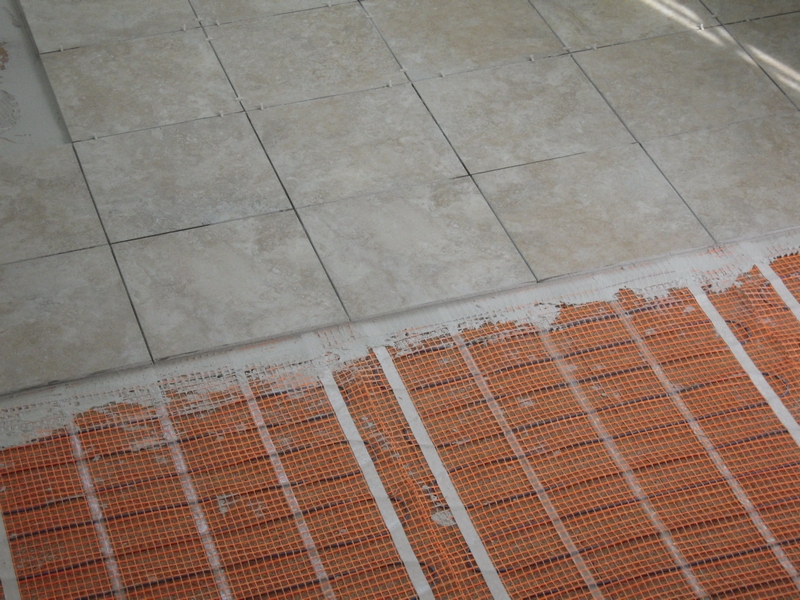 Полы с подогревом монтируются поверх гидроизоляционного слоя