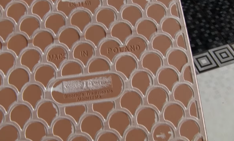 Поверхность плитки с нижней стороны