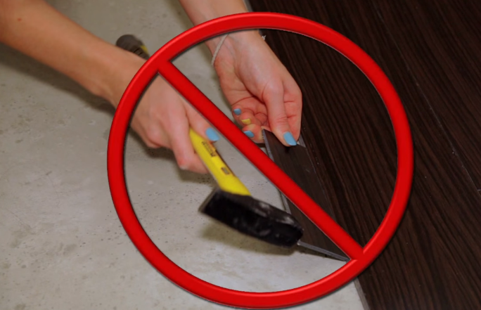 При монтаже не используйте молоток, чтобы не повредить замковое соединение