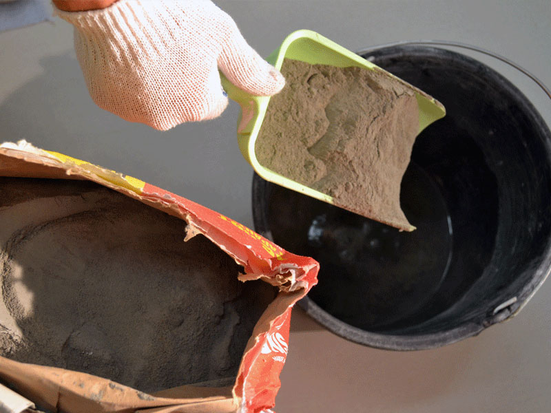 При замешивании клея важно соблюдать пропорции, указанные на упаковке