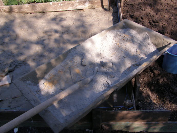 Приготовление бетона. Перемешиваем смесь в корыте