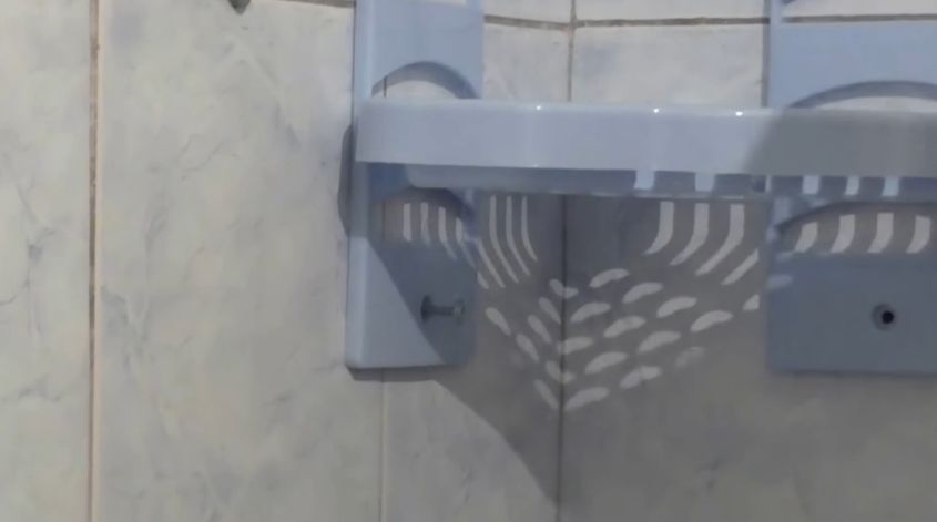 Прикладываем полку и закручиваем винты