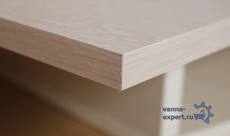 Приклеенная к торцам лента