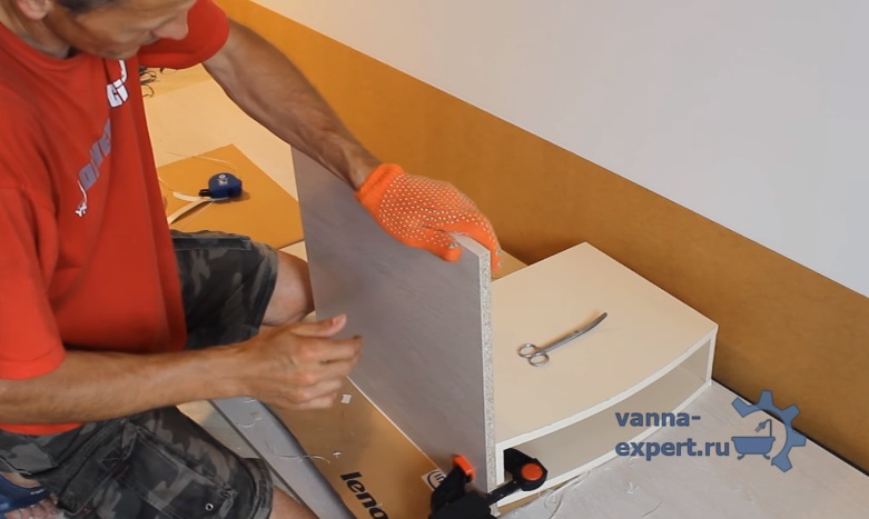 Приклеиваем ленту на противоположный торец