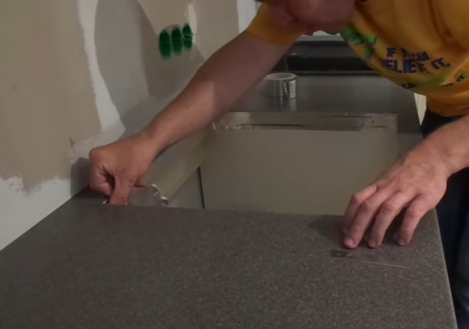 Приклеивание герметизирующей ленты по периметру проемов