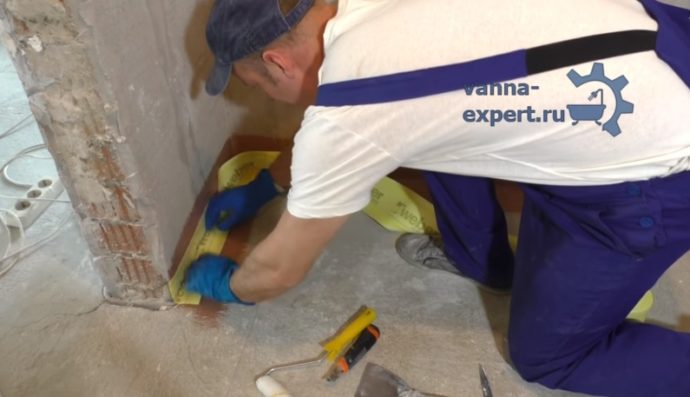 Приклейте ленту