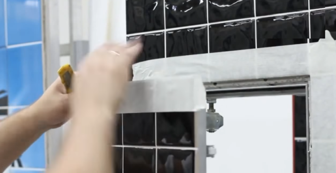 Приклейте малярный скотч