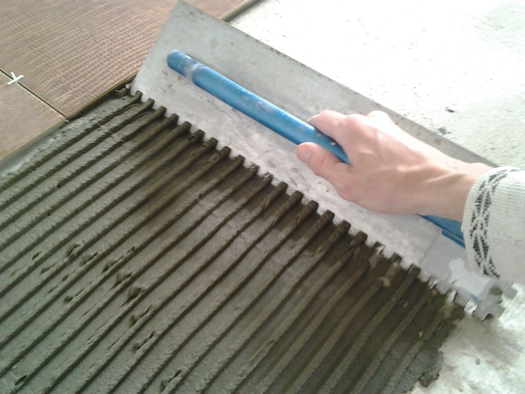 Пример нанесения клея зубчатым шпателем