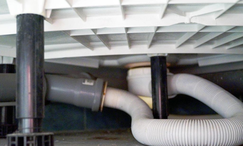 Принимайте во внимание расстояние от днища поддона до пола