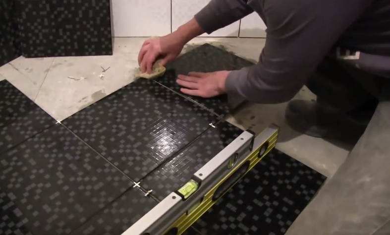 Процесс укладки плитки на пол