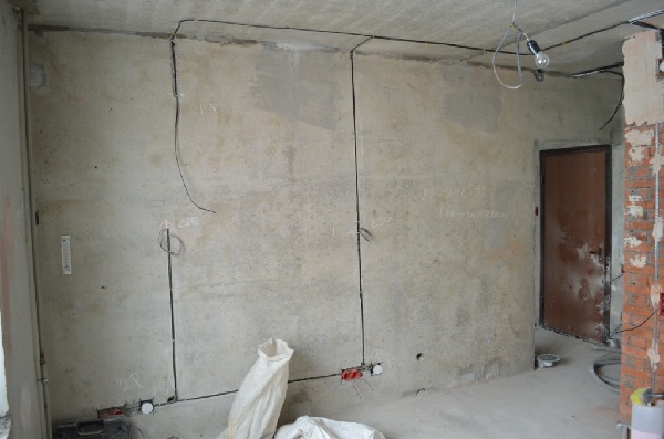 Прокладка кабеля по стене