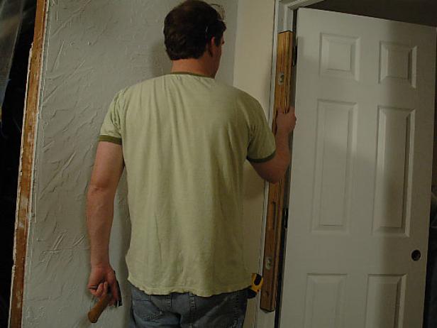 Проверка уровня положения двери