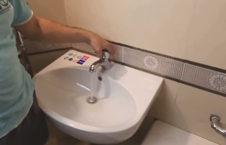 Проверьте наличие течи из соединений