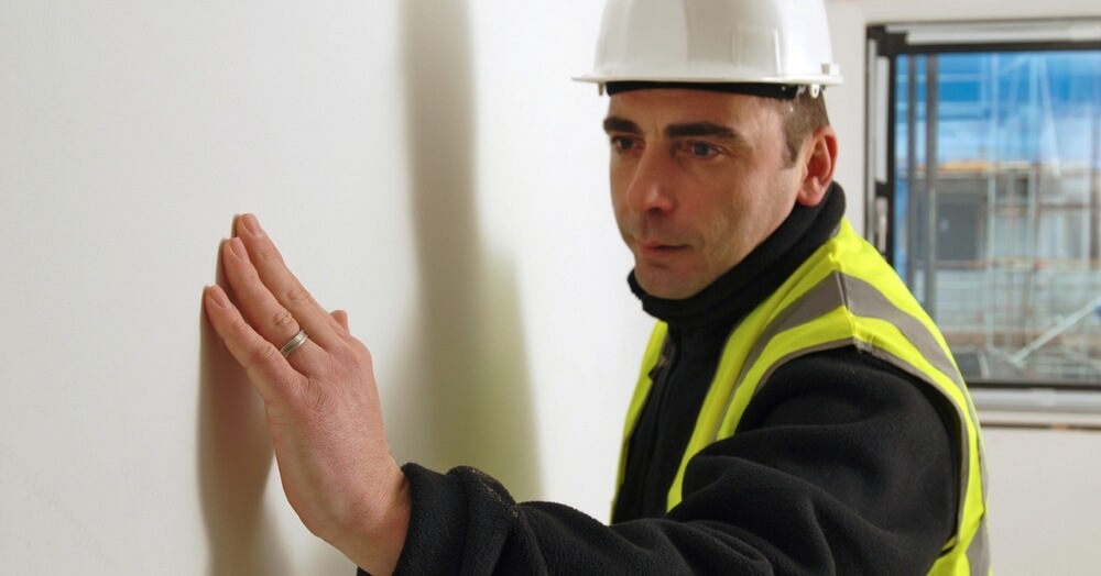 Проверьте состояние стен и выберете материалы для выравнивания, отделки