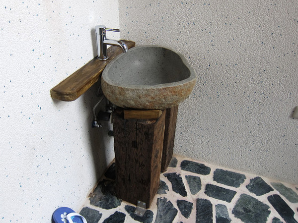 Раковина из камня, подставка деревянная