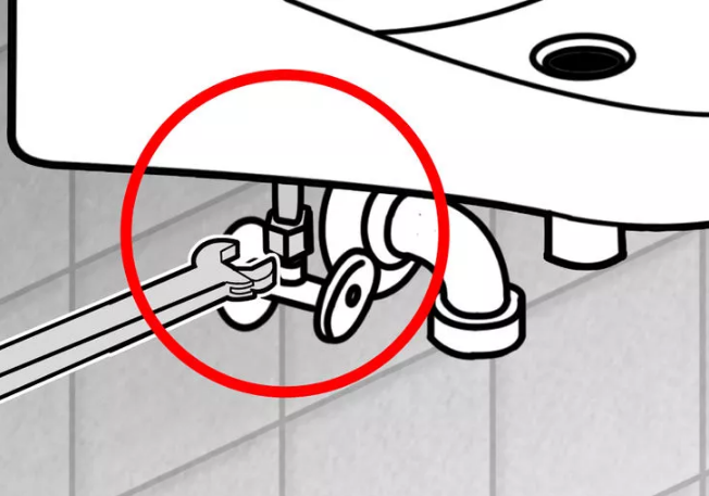 Разводным ключом отсоедините от раковины шланги подачи холодной и горячей воды