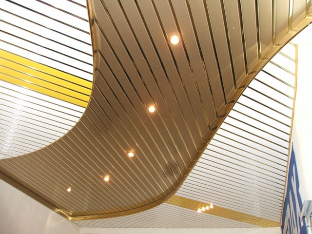 Реечный металлический потолок