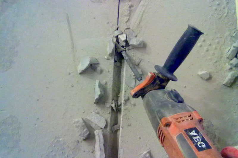 Штробление под трубы выполняйте по разметке