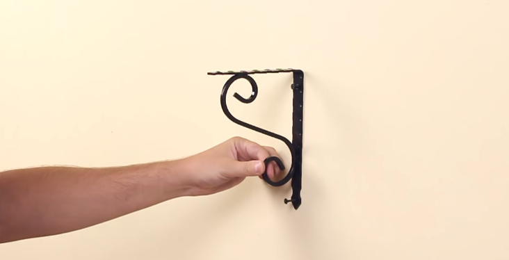 Шуруп вкручивают рукой на глубину 1-2 см