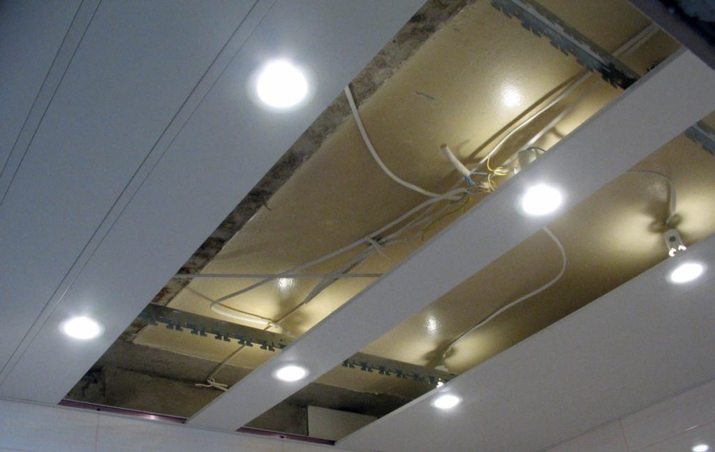 Сборка реечного подвесного потолка