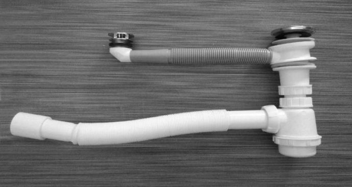 Сборка сифона производится без герметика