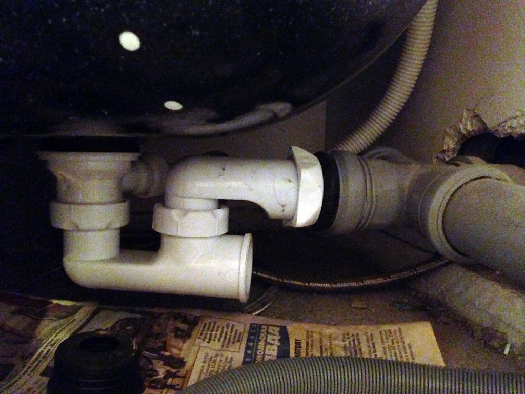 Слив под ванной