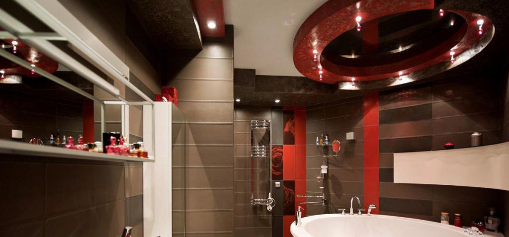 Сложный многоуровневый натяжной потолок в ванной