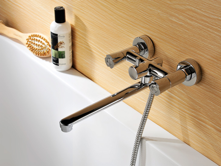 Смеситель для ванны с длинным изливом