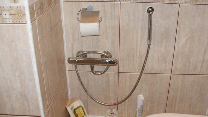 Смеситель с душем гигиеническим настенный