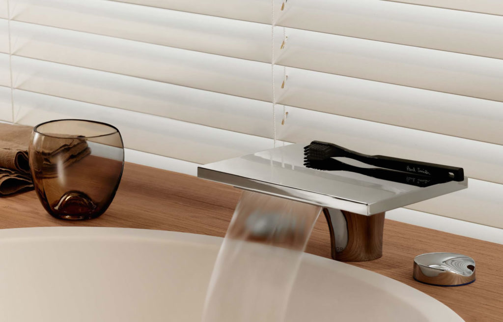 Смеситель-водопад установлен на деревянную столешницу