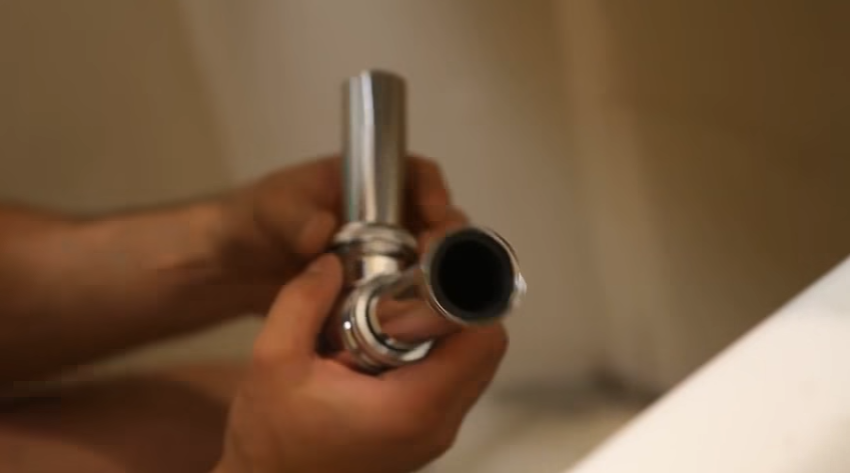 Снимите сифон, вставьте трубку, которую заранее распилите по проведенной разметке. На трубку наденьте уплотнитель и гайку из комплекта