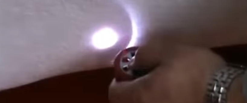 Собираясь приобретать ванну, прихватите с собой фонарик. Некачественную ванну будет видно насквозь