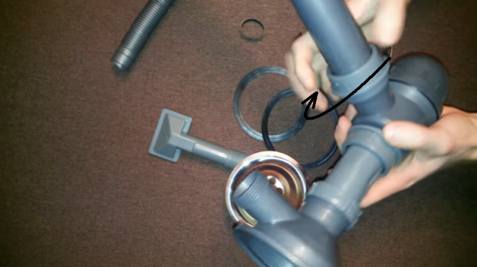 Соединяем трубку и бутылку, закручивая гайку