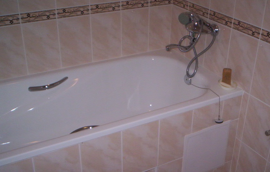 Стальная ванна, настенный смеситель