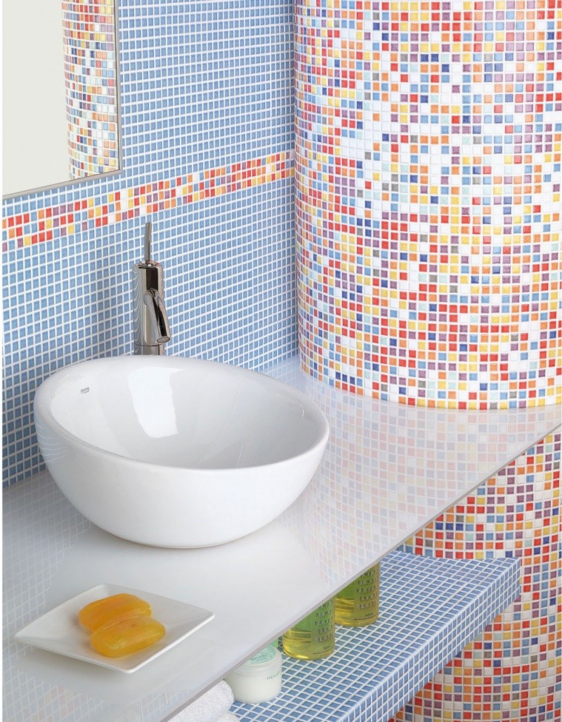 Стеклянную мозаику нельзя чистить агрессивными средствами