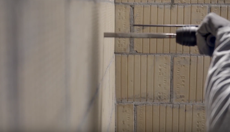 Сверление отверстия. На фото показан пример на стене без облицовки ПВХ панелями