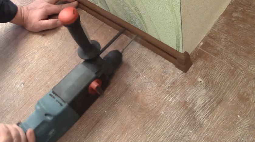 Сверлим отверстия в стене