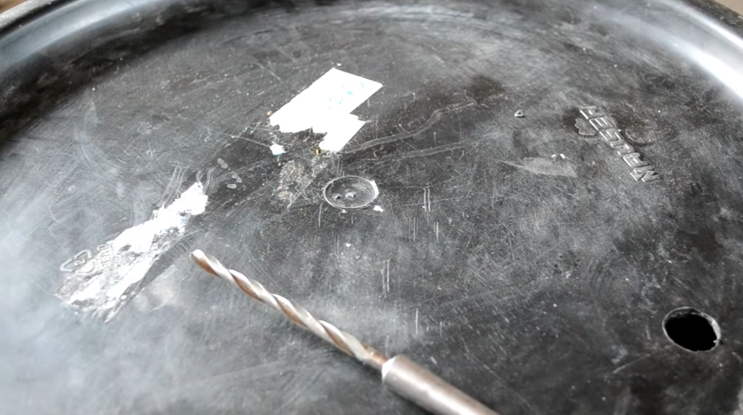 Сверло и отверстие в крышке