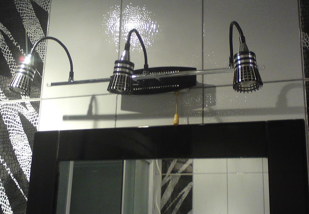 Светильник над зеркалом в ванной комнате