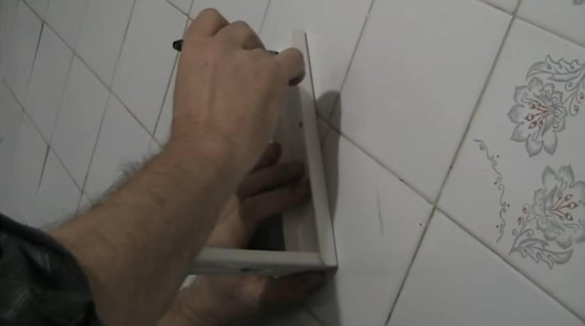 Точки сверления отмечаем маркером через отверстия в кронштейне