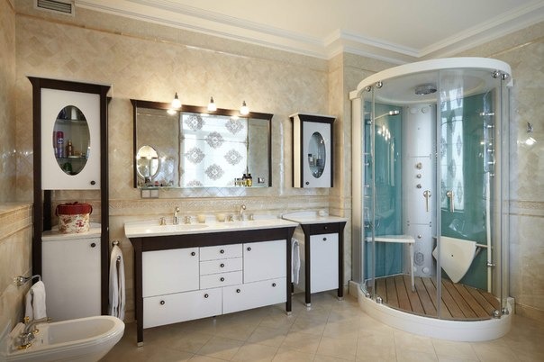 Три светильника над зеркалом