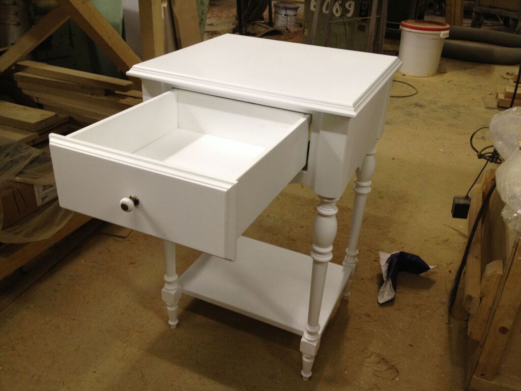 Тумба с ящиком. Внизу можно установить корзину для белья