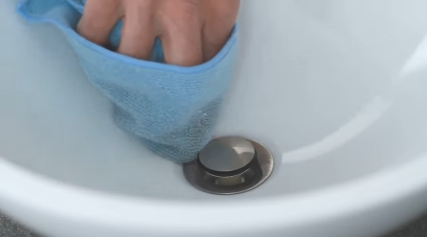 Убрать выступивший герметик можно мягкой салфеткой