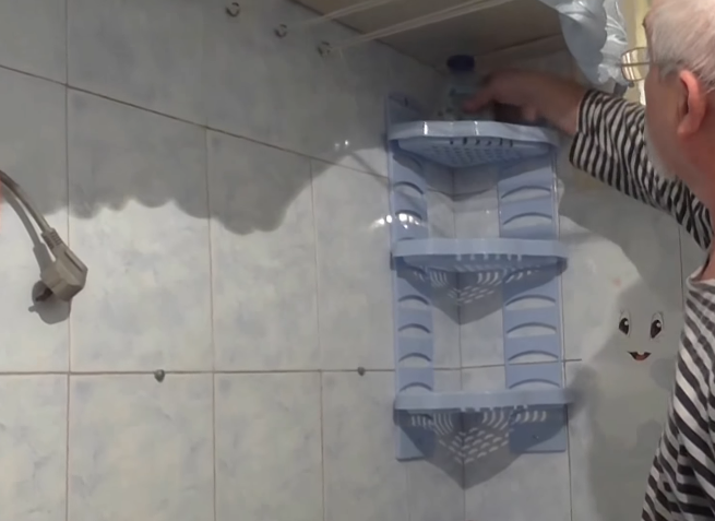 Угловая полочка из пластика