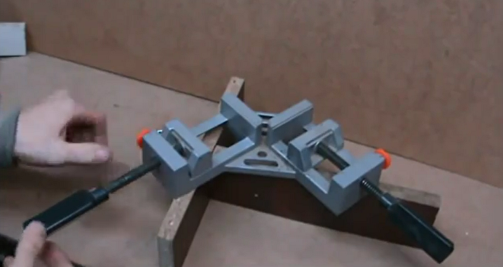 Угловая струбцина