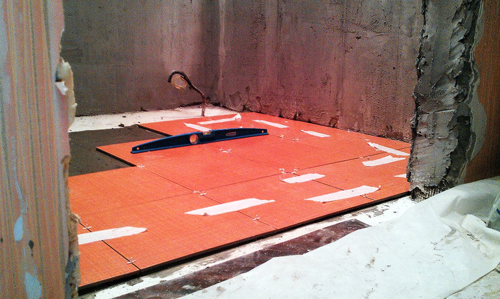 Укладка плитки на пол в ванной