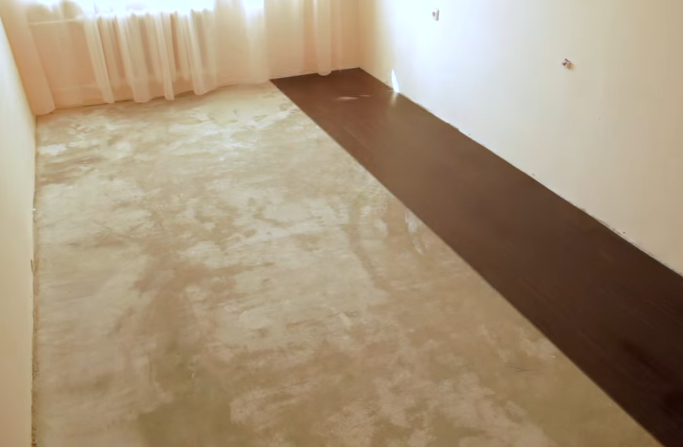 Уложите плитку по всему помещению