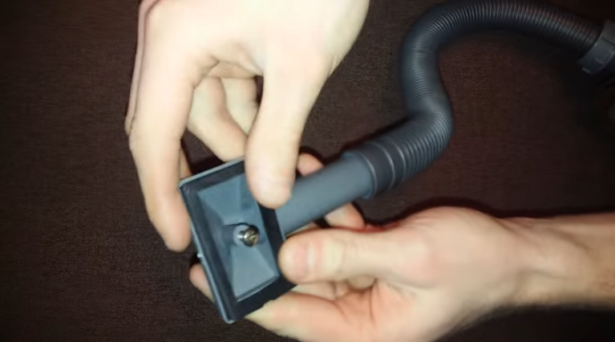 Уплотнитель можно зафиксировать малым количеством герметика